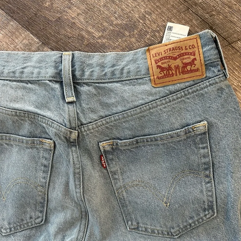 Levi's High Waisted Mom Jeans Distressed Light Wash Denim Womens 31x27.5